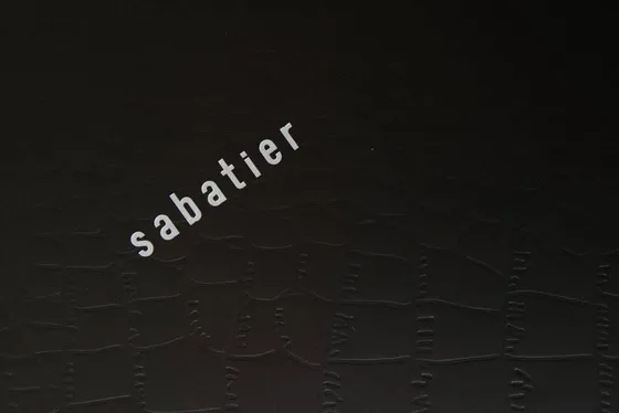 Sabatier — 엠보 가공 인쇄물